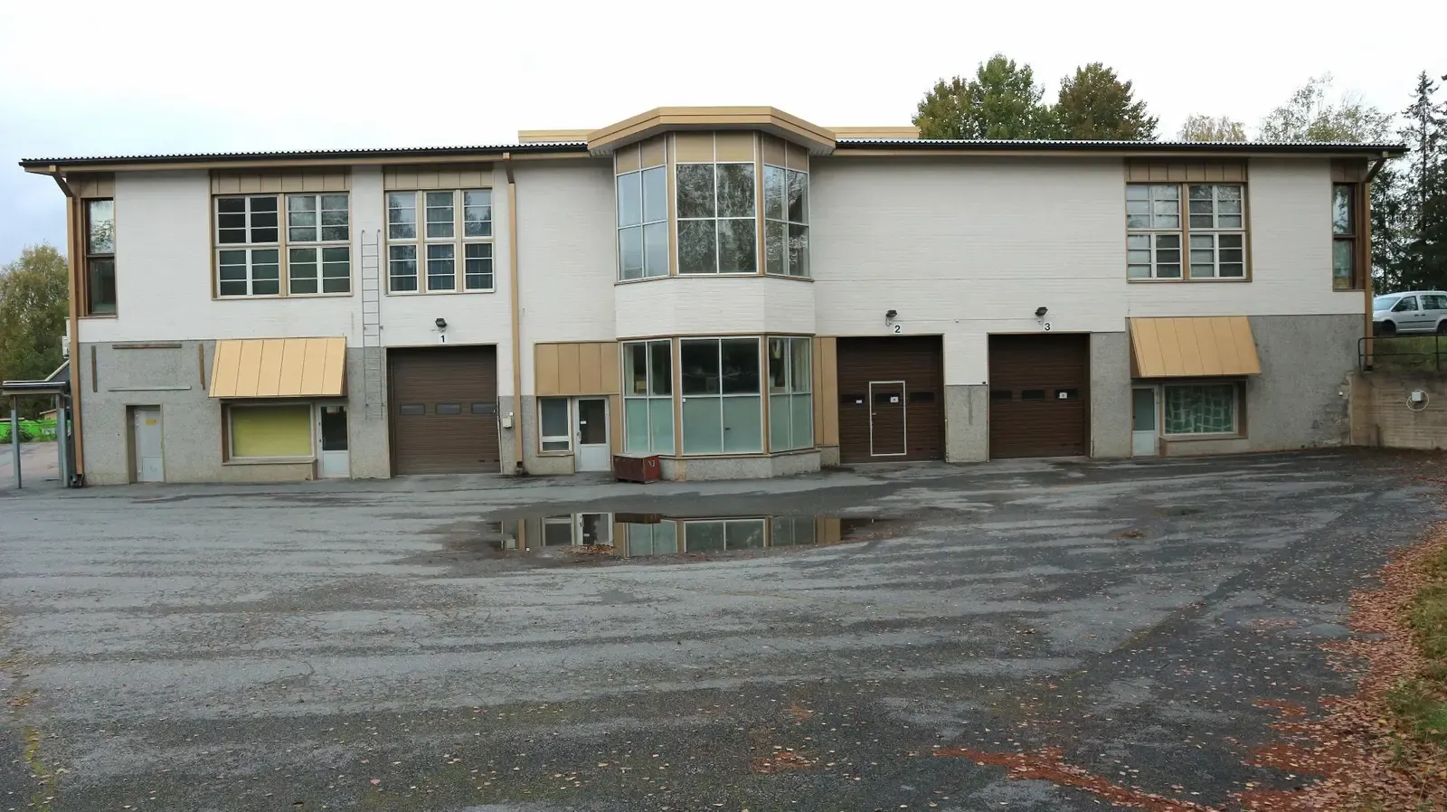 Patamäenkatu 16, kaksikerroksinen toimitilarakennus ja piha-alue